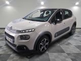 la citrole blanche est garee sur un carrelage en damier