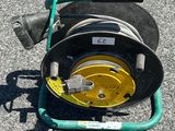 un tuyau équipé d'un enrouleur