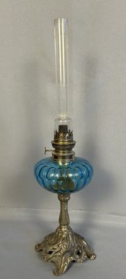 une lampe en verre bleu posée sur une table