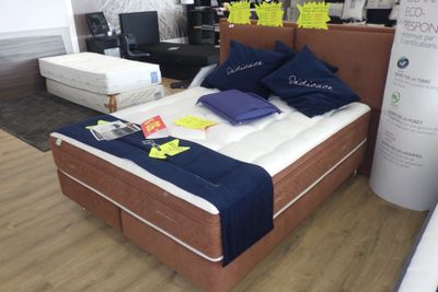 un lit sur lequel sont posés de nombreux oreillers