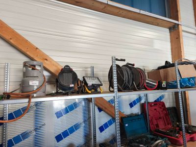 de nombreux types d'outils différents sur les étagères du garage