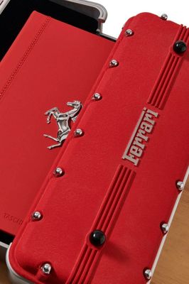 L'étui Ferrari pour iPad est posé, ouvert, sur une table sur laquelle figure le logo Ferrari.