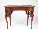 un bureau en bois avec un plateau en marbre et des pieds sculptés