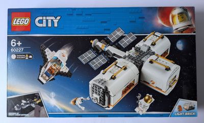 un ensemble de station spatiale lego city dans la boîte