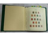un livre ouvert avec des timbres, posé sur une table