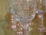 plusieurs verres à vin vides posés sur une table en verre