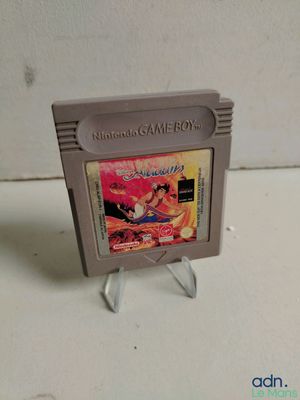 Une vieille Nintendo Game Boy est posée sur une table