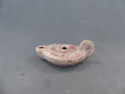 un petit objet en forme d'oiseau posé sur une table