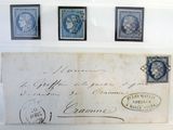 une feuille de papier sur laquelle figurent des timbres, exposée dans une vitrine