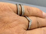la main d'une femme avec deux bagues au doigt