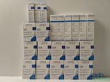 Plusieurs cartons de luracece sont empilés les uns sur les autres