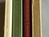 trois livres sont empilés sur une table
