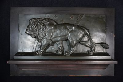 une statue de lion posée sur une étagère