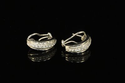 KING'S. Paire de boucles d'oreilles or gris 18 K (750) et se…