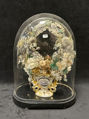 une cloche en verre renfermant une horloge