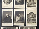 plusieurs photographies en noir et blanc représentant des personnes et des animaux posées sur une table