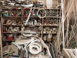 un tas d'objets hétéroclites dans une pièce en désordre