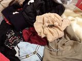 une pile de vêtements posée sur un lit