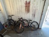 deux vélos garés l'un à côté de l'autre dans un garage