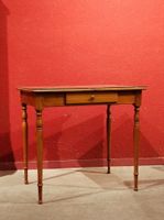 Petit bureau en merisier à pieds tournés ouvrant par un tiro…