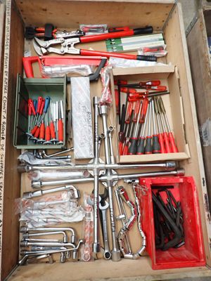 une boîte remplie d'outils posés sur le sol