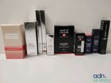 Plusieurs boîtes de maquillage sont alignées sur une surface blanche
