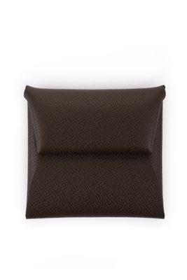 une image représentant un étui-portefeuille en cuir marron sur fond blanc