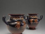 une paire de vases noirs et marron posés sur une table