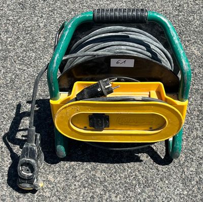 un chariot jaune muni d'un tuyau et d'une poignée verte
