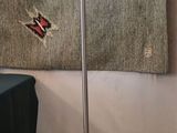 une lampe posée sur une table à côté d'un canapé