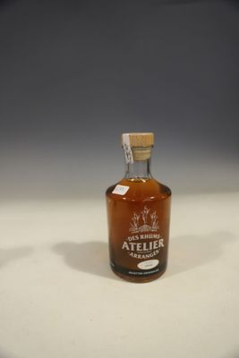 une bouteille d'alcool posée sur une table