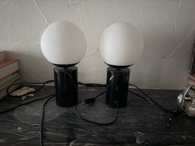 deux lampes posées l'une à côté de l'autre sur une table