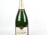 gros plan d'une bouteille de champagne sur fond blanc