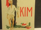 une photo d'un paquet de cigarettes « Kim » posé sur une table