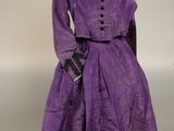 une photo d'une robe violette sur un mannequin