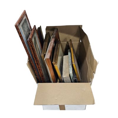 une boîte en carton remplie de cadres photo de toutes sortes