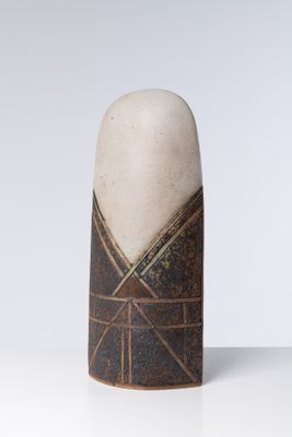 un vase blanc et marron posé sur une table