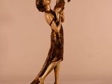 statue en bronze d'une femme tenant un enfant sur un socle en marbre