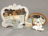 un miroir, une lampe et une figurine posées sur une table