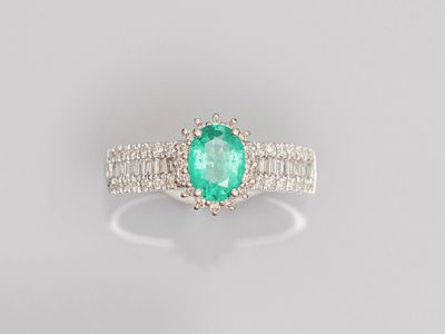 une bague en émeraude et diamant