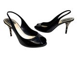 une paire de chaussures noires à talons hauts sur fond blanc