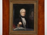 portrait d'un homme en smoking, assis à une table, tenant un livre