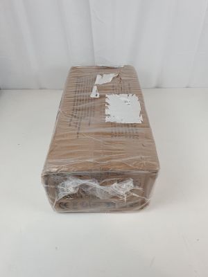 une boîte en carton emballée dans du plastique posée sur une surface blanche
