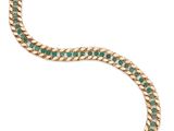 un bracelet en or orné d'émeraudes sur fond blanc