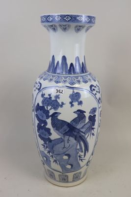 Grand vase en porcelaine blanc bleu, à décor d'oiseaux.