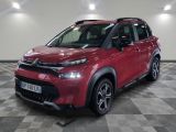 la voiture rouge est garée dans le garage sur le sol en damier