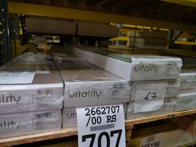 tout un tas de boîtes posées sur une étagère dans un magasin