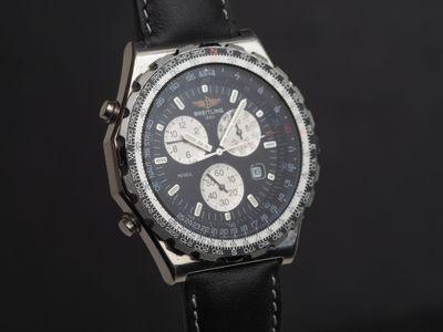 gros plan d'une montre sur fond noir