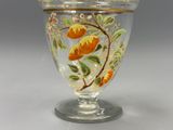 un vase en verre avec un motif floral