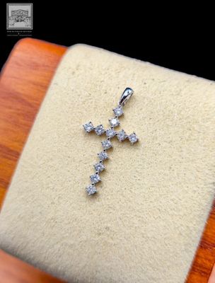 Croix en or blanc 750°/.(18K), ornée de diamants taille bril…